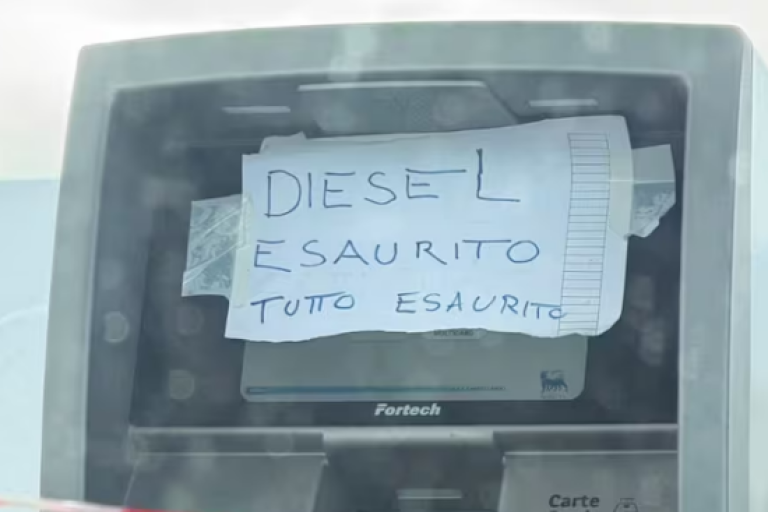 Cartello che segnala l’esaurimento del diesel presso una stazione di servizio durante le proteste dei trasportatori nel Sud Italia.