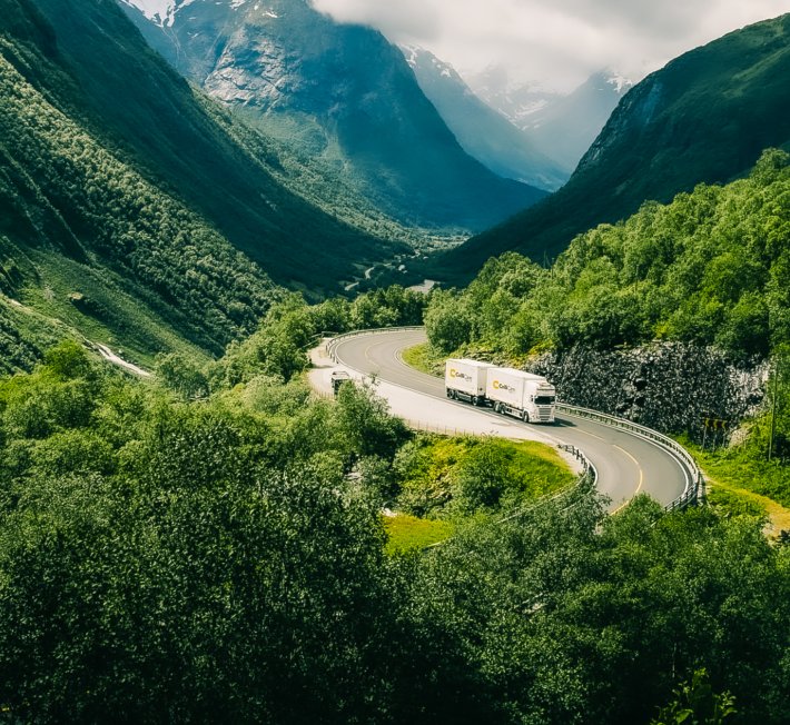 A ColliCare-trailer driving through the green landscape of Italy with goods and cargo.