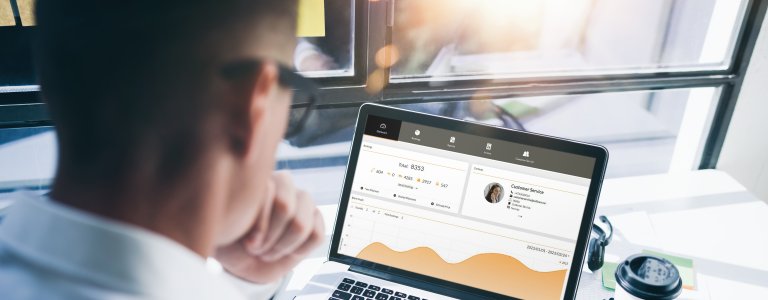 Una persona che lavora con eCare